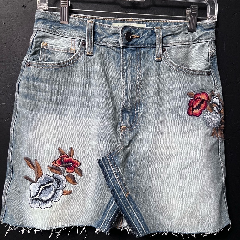 Abercrombie &Fitch floral embroidered denim skirt raw edge hem waist 27 Size: 4